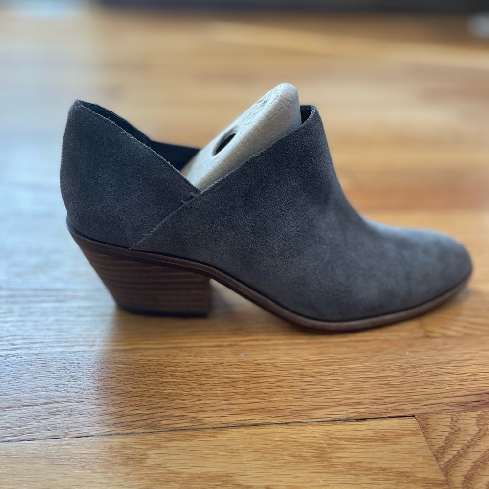 Vince Camuto Grey Suede Ankle Shoes Womens Size 7.5